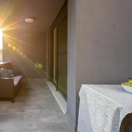 Lux On Kasuni In * سبليت