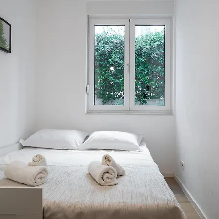 Lux On Kasuni In سبليت