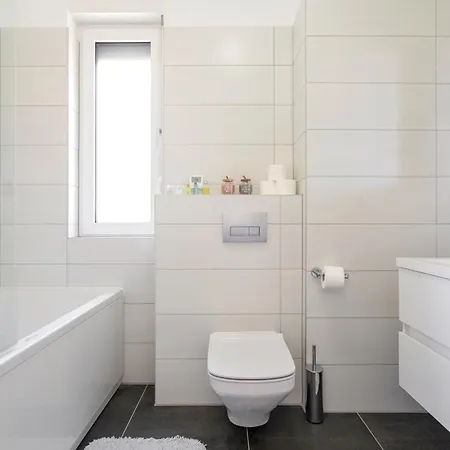 Lux On Kasuni In سبليت